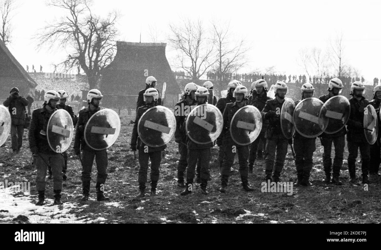 Vers 100, 000 manifestants, pacifiques et violents, sont venus à Brokdorf dans le district de Steinburg pour protester contre une centrale nucléaire protégée Banque D'Images