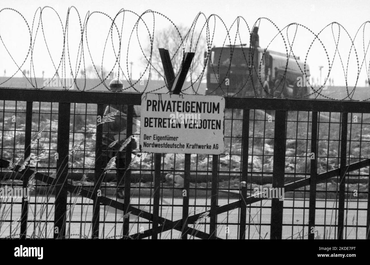 Vers 100, 000 manifestants, pacifiques et violents, sont venus à Brokdorf dans le district de Steinburg pour protester contre une centrale nucléaire protégée Banque D'Images