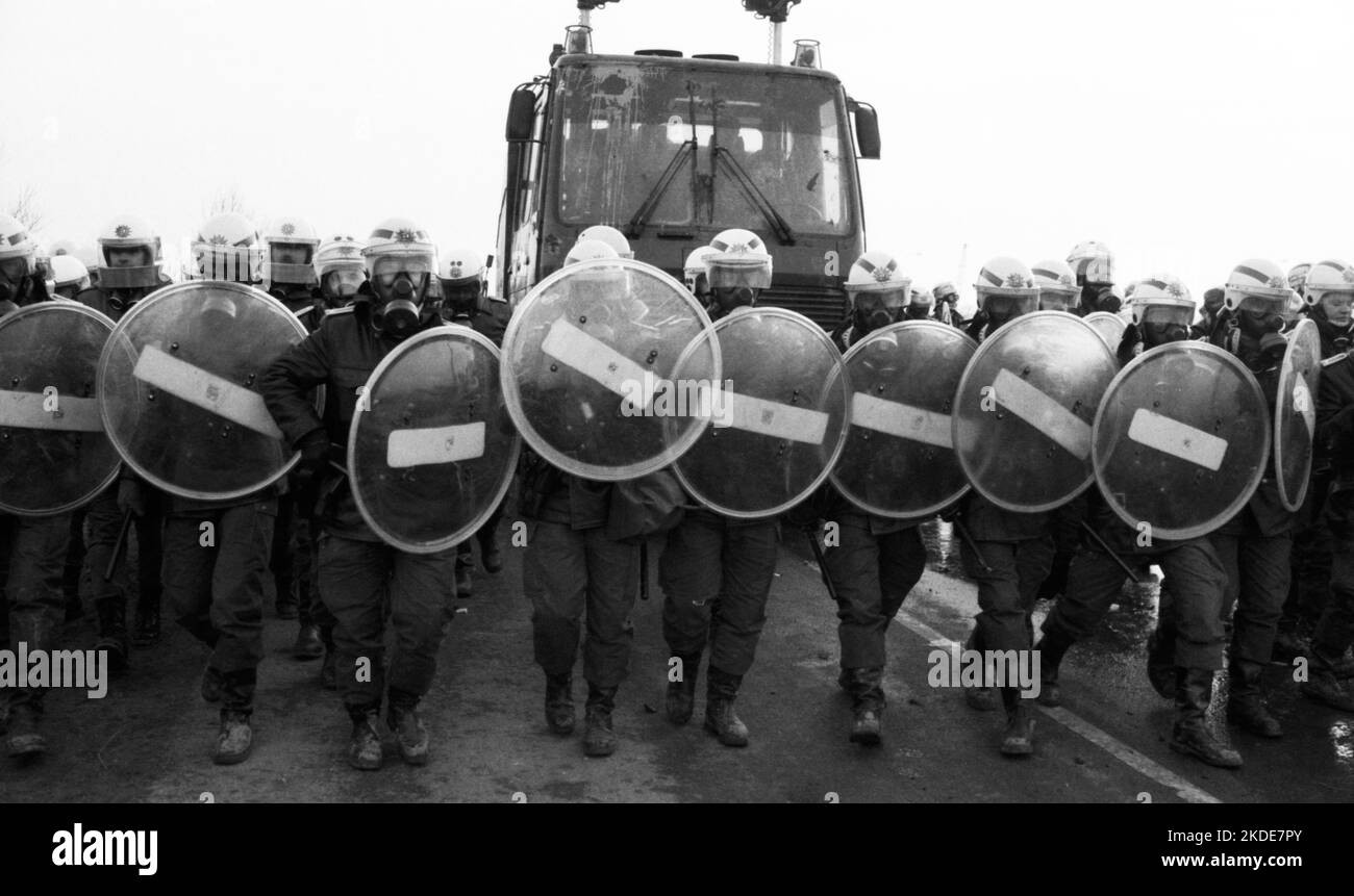 Vers 100, 000 manifestants, pacifiques et violents, sont venus à Brokdorf dans le district de Steinburg pour protester contre une centrale nucléaire protégée Banque D'Images