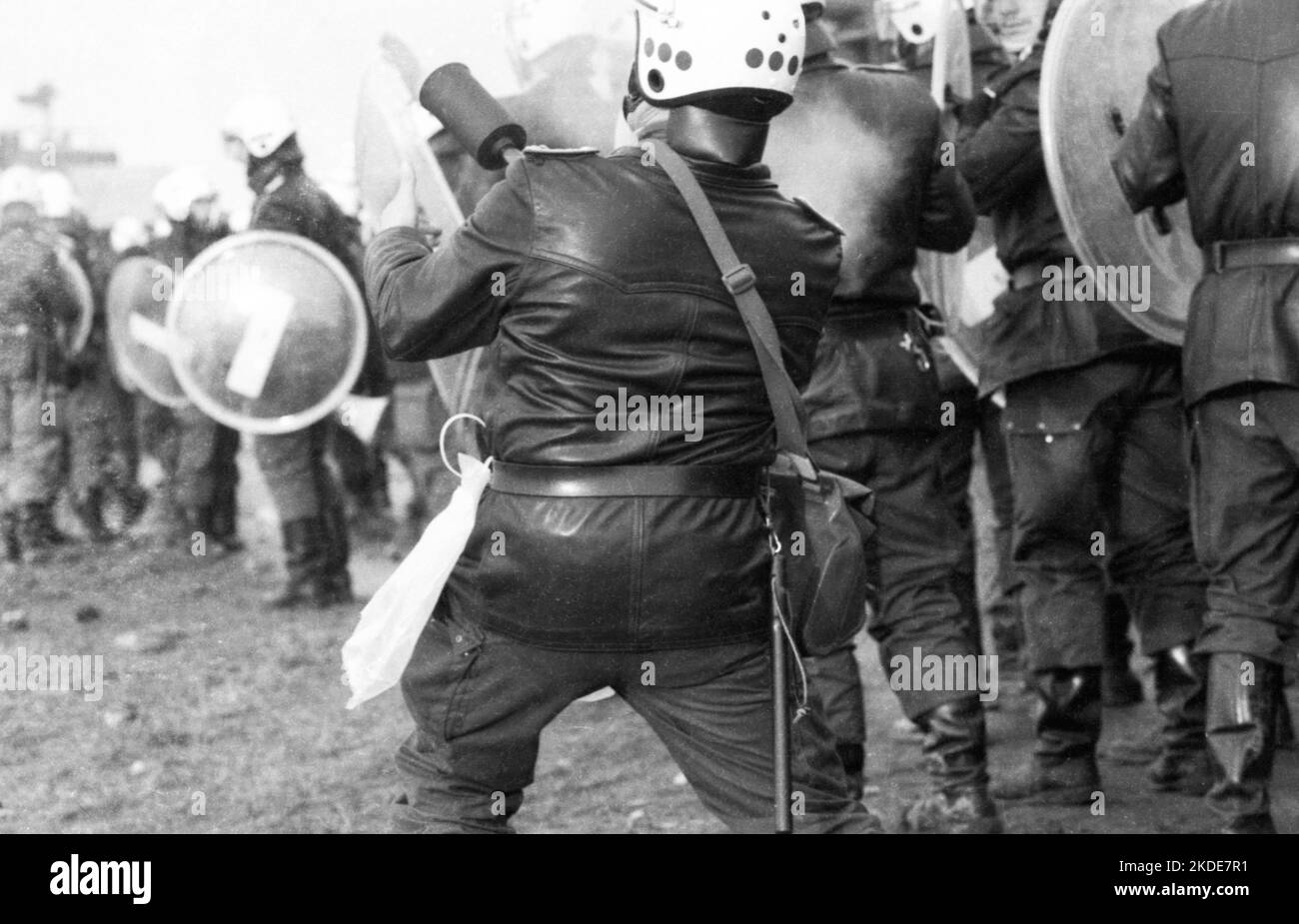 Vers 100, 000 manifestants, pacifiques et violents, sont venus à Brokdorf dans le district de Steinburg pour protester contre une centrale nucléaire protégée Banque D'Images