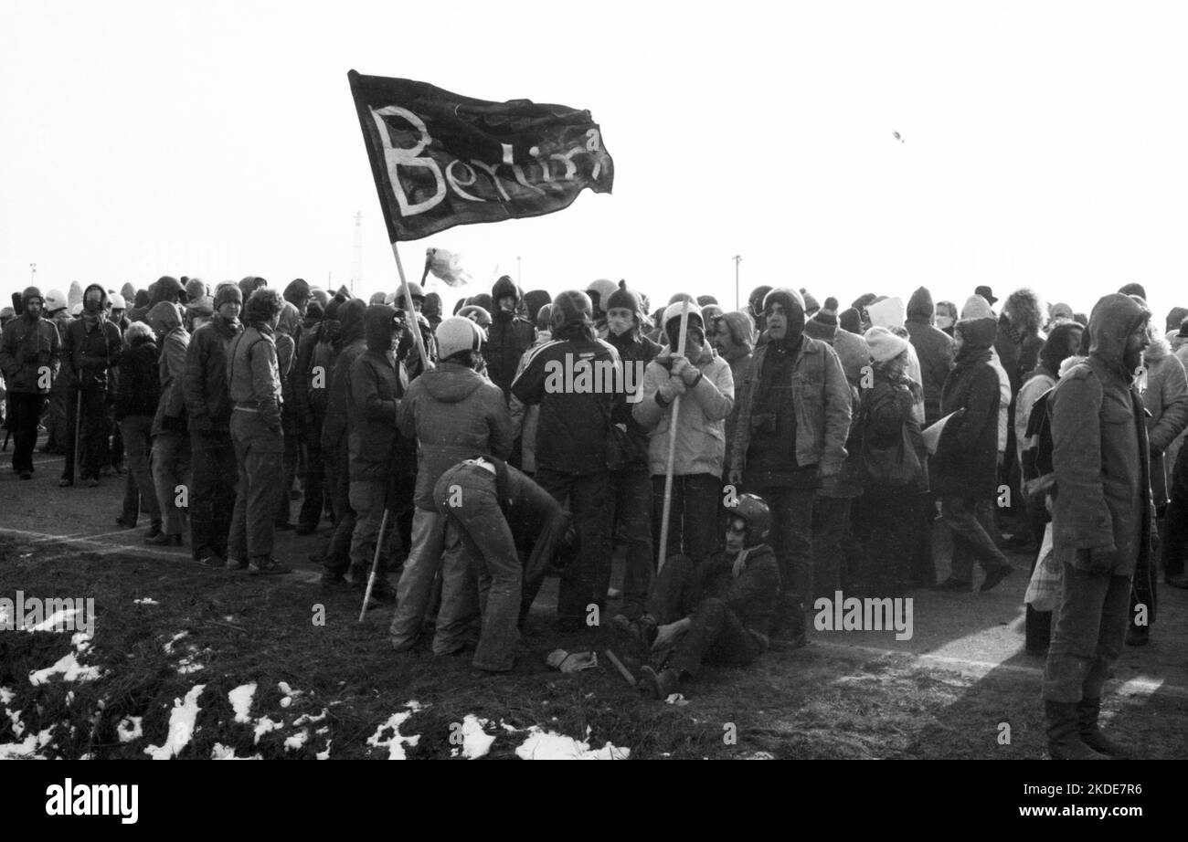Vers 100, 000 manifestants, pacifiques et violents, sont venus à Brokdorf dans le district de Steinburg pour protester contre une centrale nucléaire protégée Banque D'Images