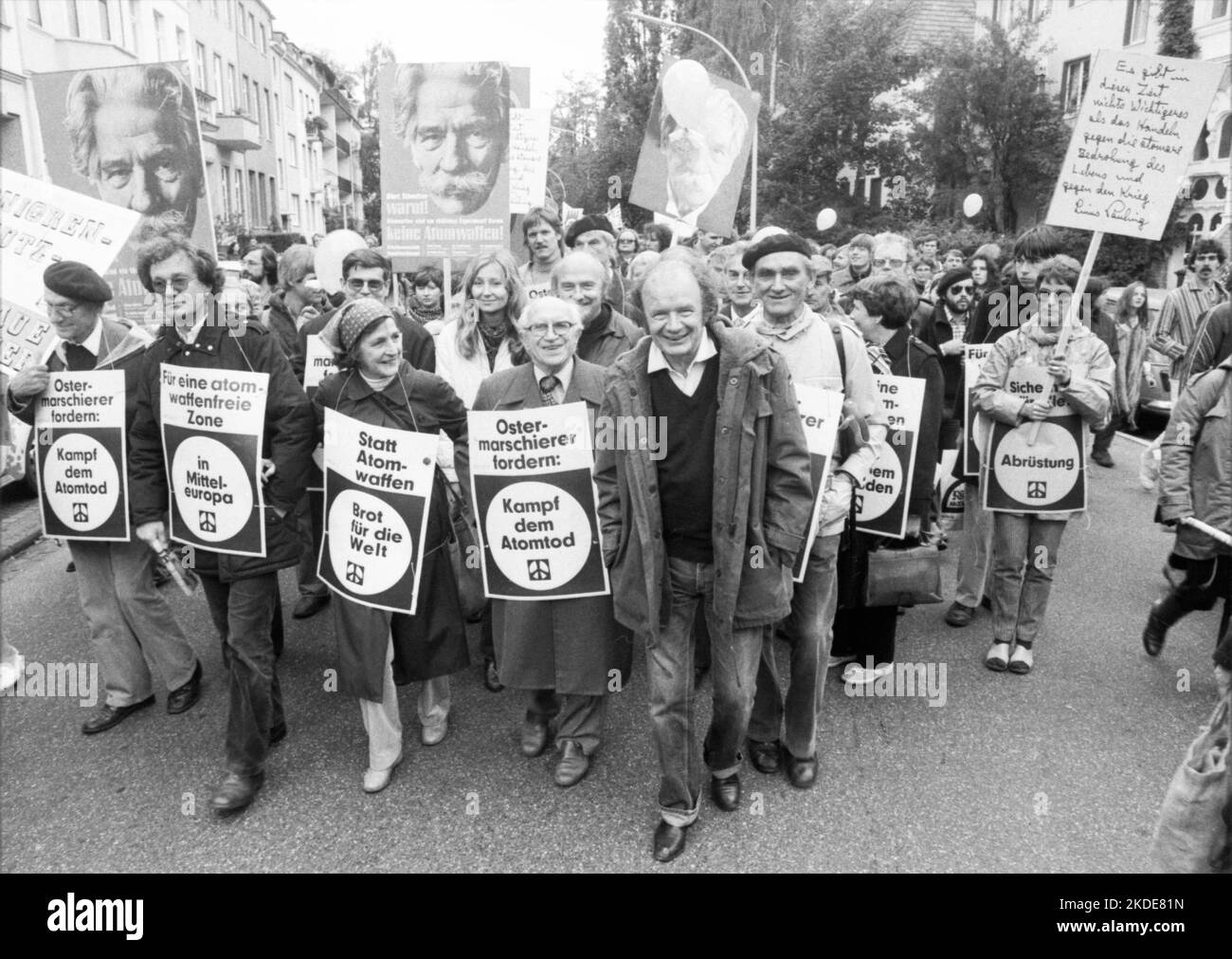 Plus de 300 000 personnes ont assisté à la plus grande manifestation de paix en Allemagne à ce jour à la Hofgarten de Bonn en octobre 1981.Helmut Gollwitzer (M.) Banque D'Images