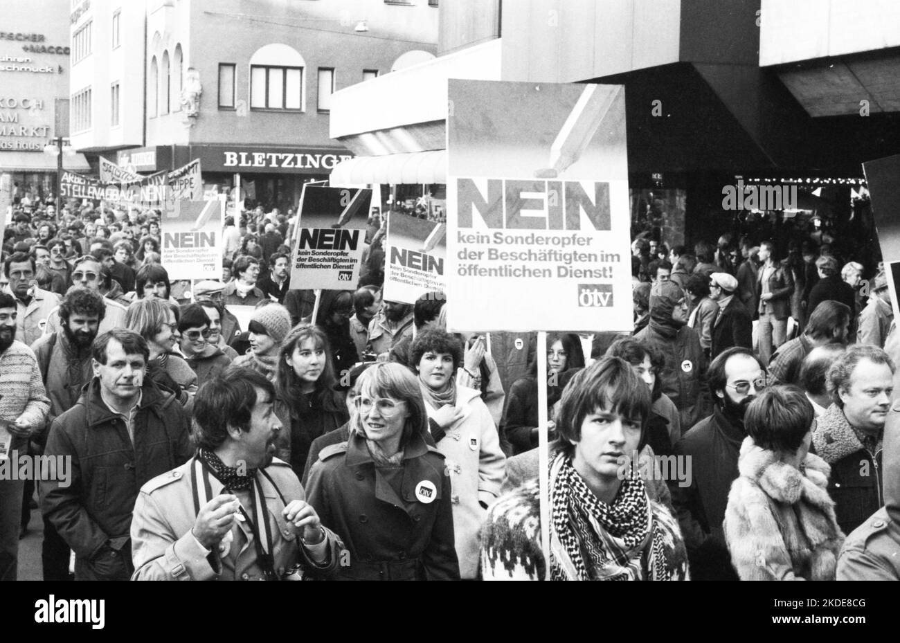 Suite à un appel du DGB, environ 70 000 ont manifesté contre le chômage et les réductions sociales. Novembre 1981, Allemagne Banque D'Images