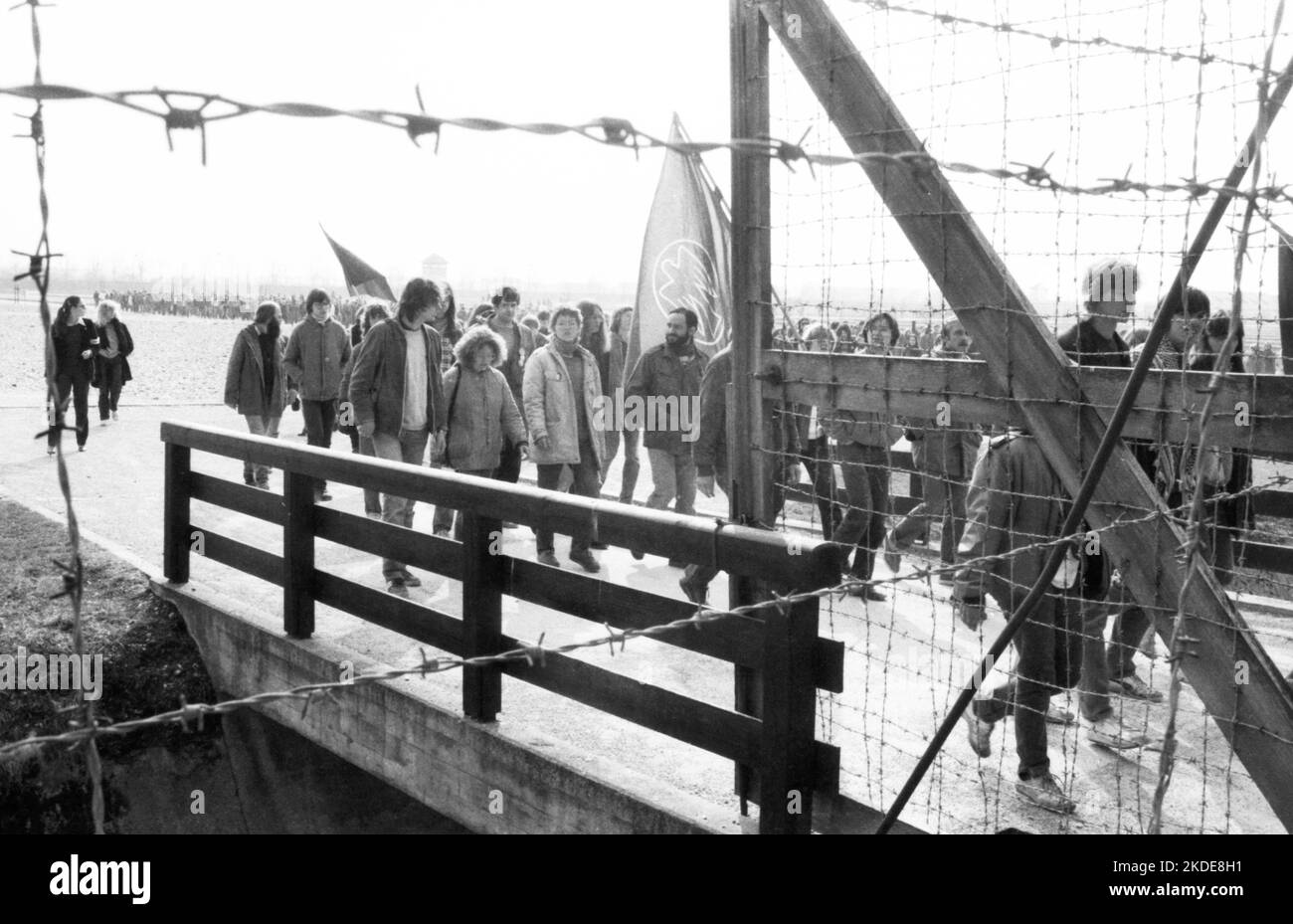 L'organisation de jeunesse du SPD, jeunes socialistes, a honoré les victimes nazies dans le camp de concentration de Dachau, en Allemagne, en 1982 Banque D'Images