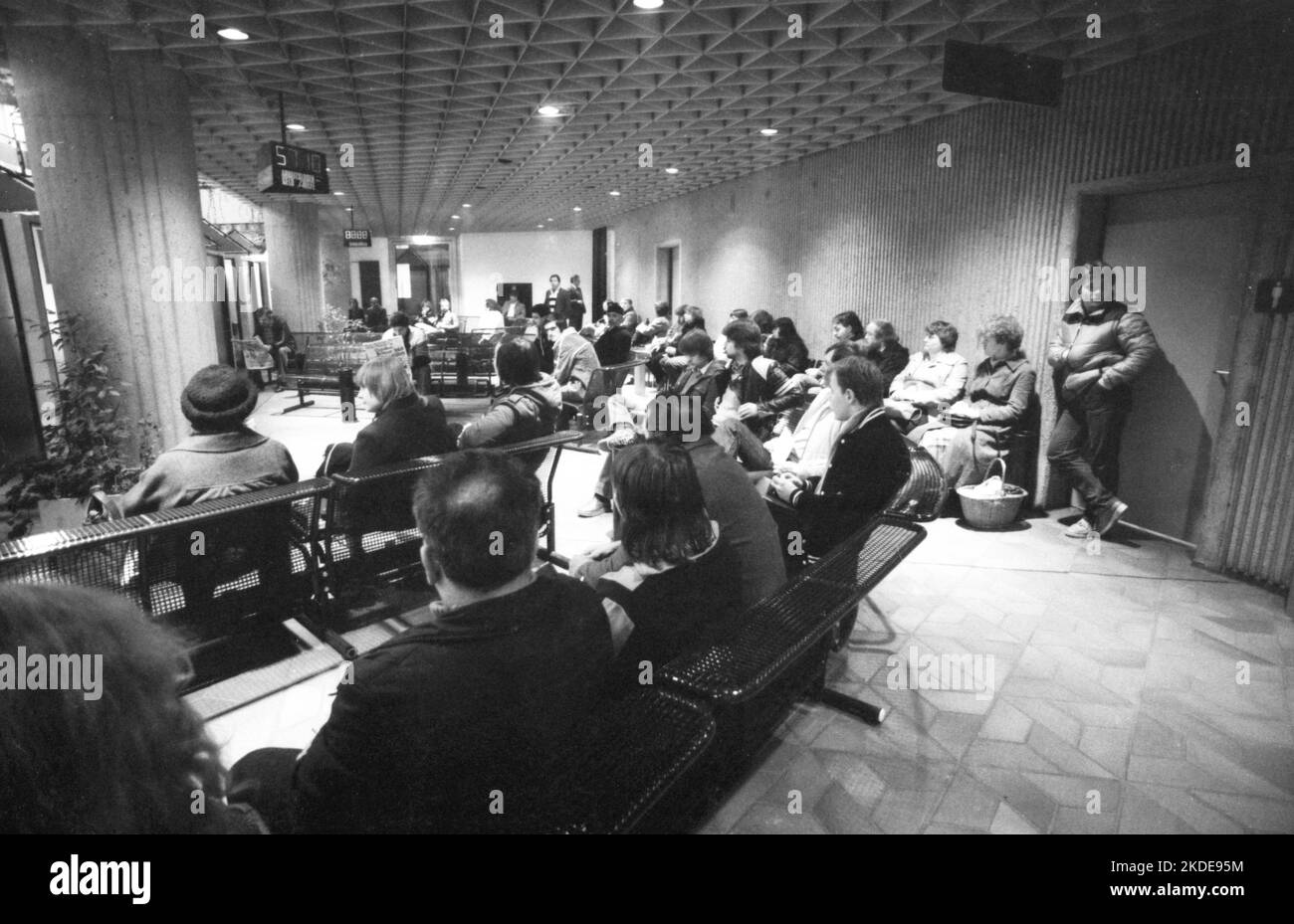 Ruée matinale des chômeurs au Hagen Labour Office 1982, Allemagne Banque D'Images