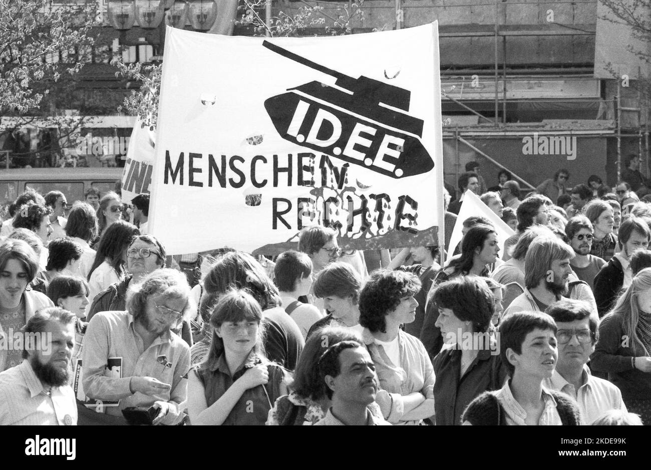 20, 000 manifestants appelés par le mouvement de paix, le SPD et d'autres organisations démocratiques et syndicats formés en 1982 contre le nucléaire Banque D'Images