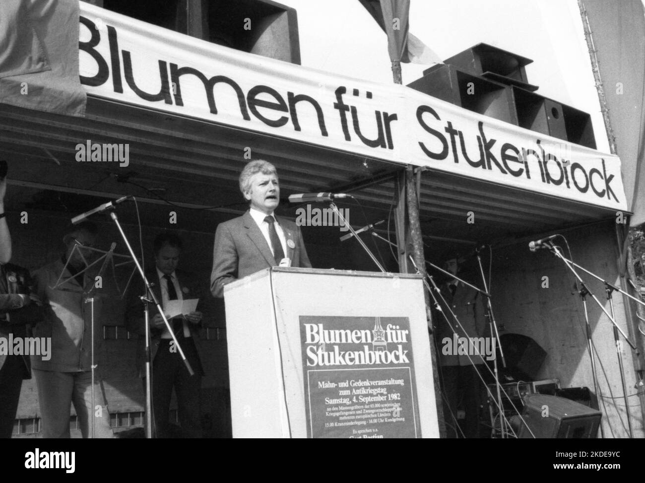 Le jour de l'anti-guerre 1982, les participants au rassemblement de fleurs pour Stukenbrock ont commémoré les victimes du régime nazi et ont en même temps manifesté Banque D'Images