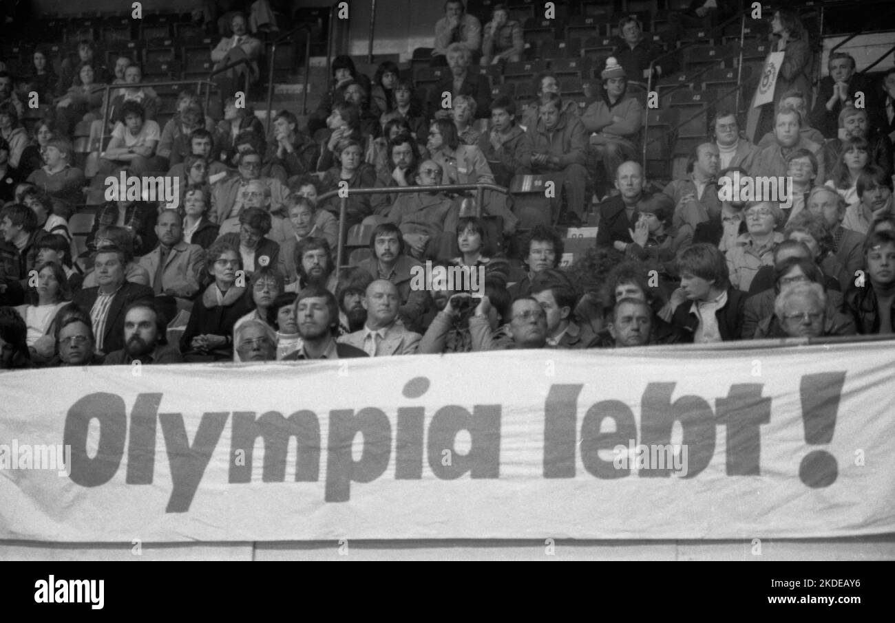 Les oui et non aux Jeux Olympiques de Moscou de 1980 ont amené des manifestants au Westfalenhalle le 20.4.1980 à Dortmund, en Allemagne Banque D'Images