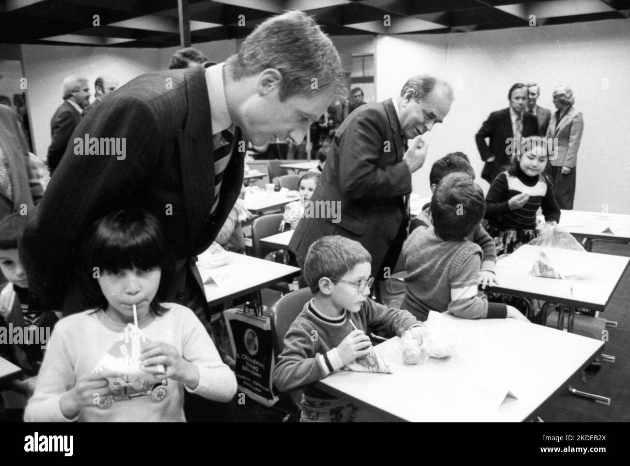 Le salon de l'éducation InterSchool '80 7th du 5 mai 1980 à Westfalenhalle Dortmund. Juergen Schmude, Juergen Girgensohn avec des étudiants de gauche Banque D'Images