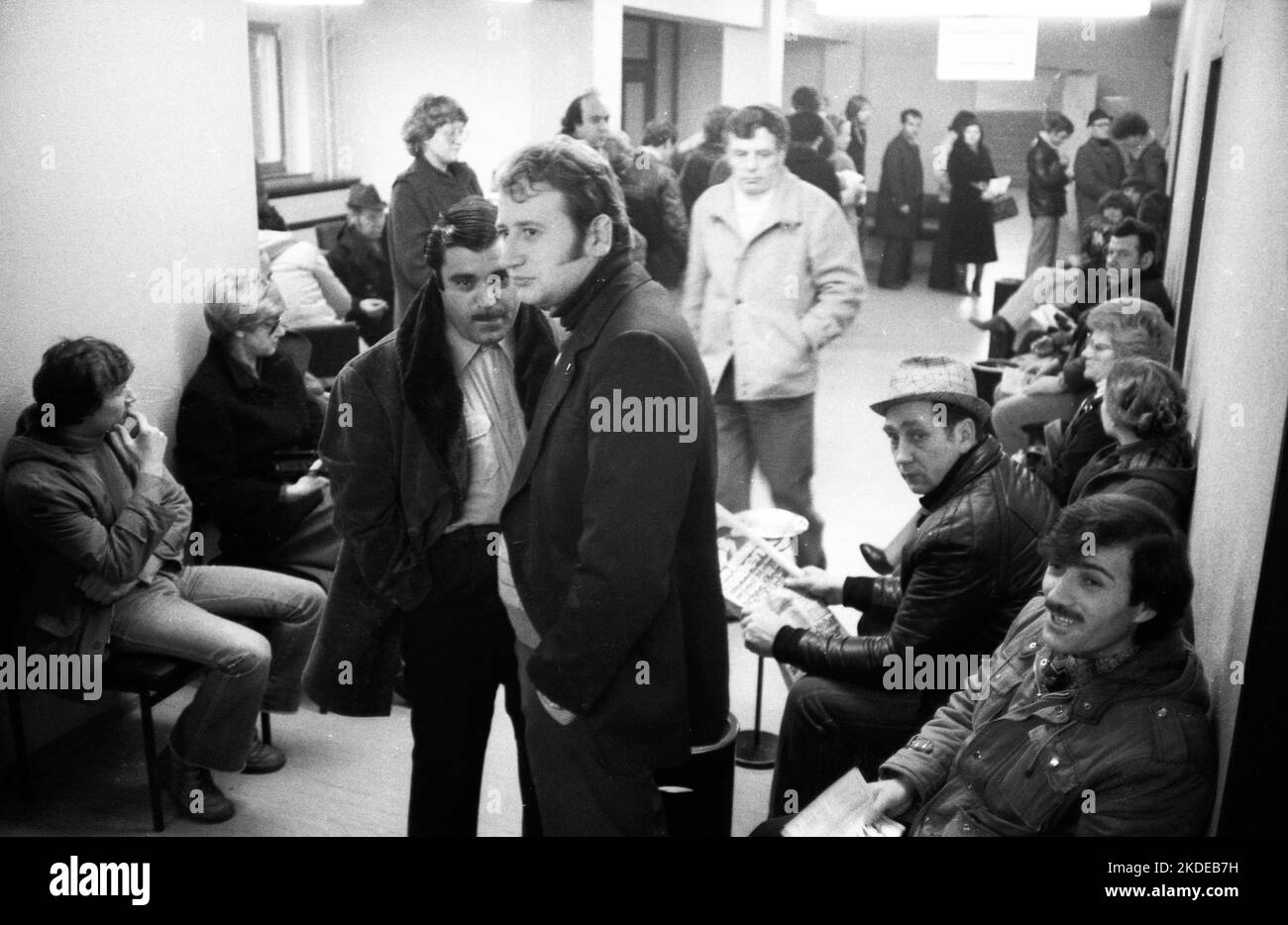 Grande foule de chômeurs au bureau du travail sur 23.01.1980 à Dortmund, en Allemagne Banque D'Images