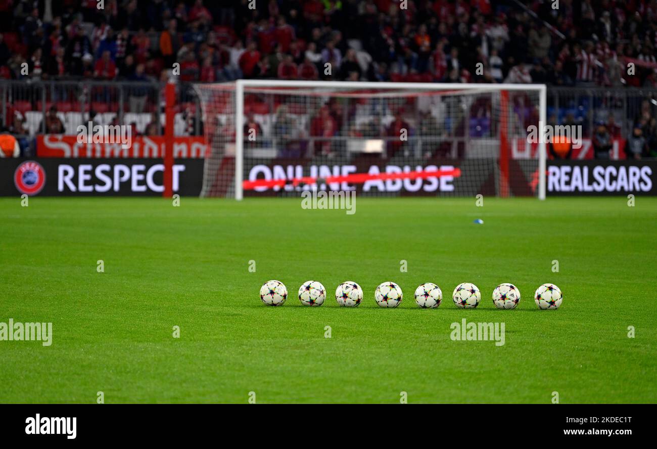 8 balles de match Adidas avec le logo de la Ligue des champions se trouvent devant le but, périmètre publicitaire RESPECT contre L'ABUS EN LIGNE REALSCARS, Allianz Arena Banque D'Images