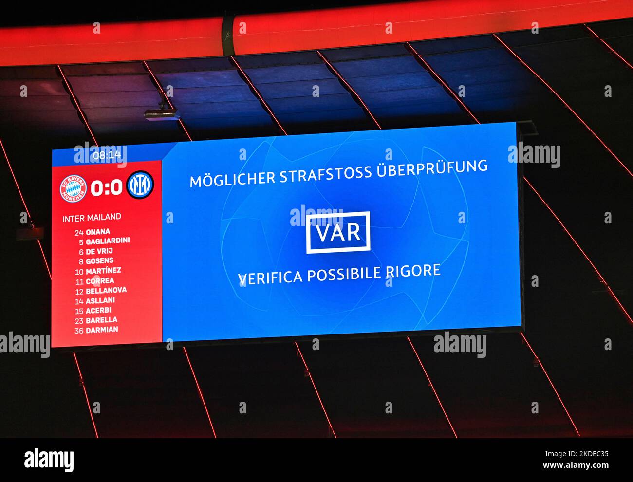 Tableau de bord vidéo preuves VAR, Design Champions League, Allianz Arena,  Munich, Bavière, Allemagne Photo Stock - Alamy