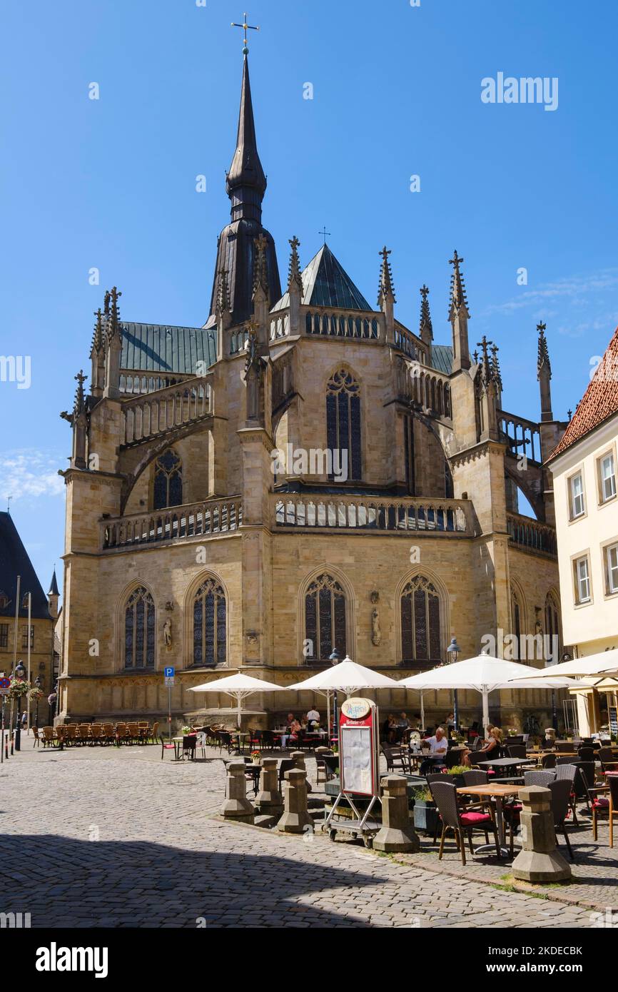 Eglise de Sainte-Marie et café de rue sur la place du marché, Vieille ville, Osnabrueck, Basse-Saxe, Allemagne Banque D'Images