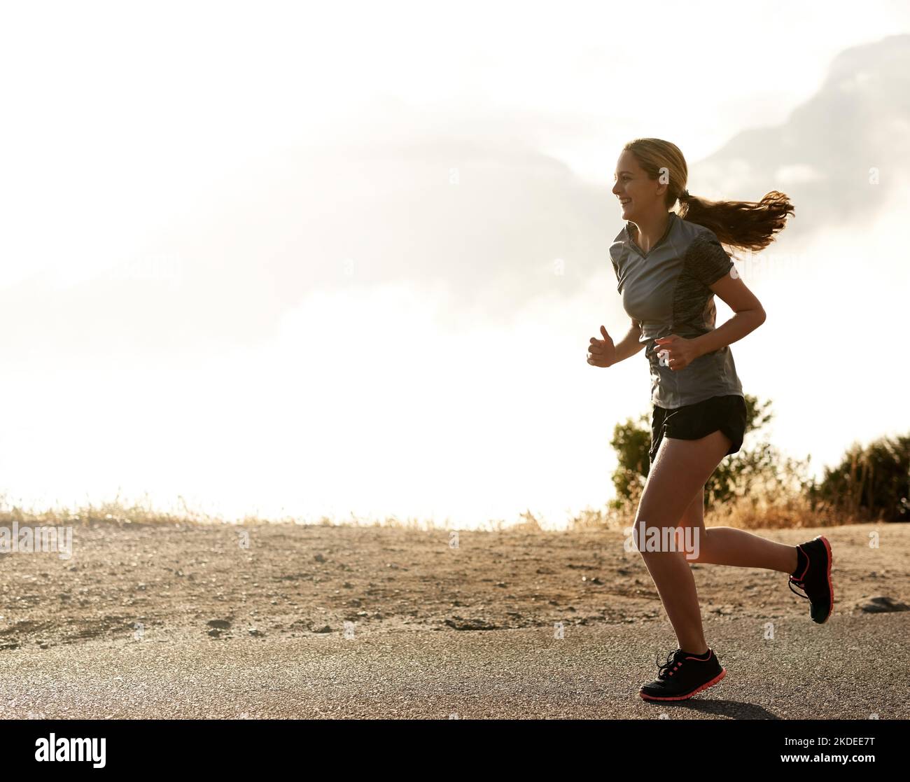 Une jeune femme sportive se présente pour courir. Banque D'Images