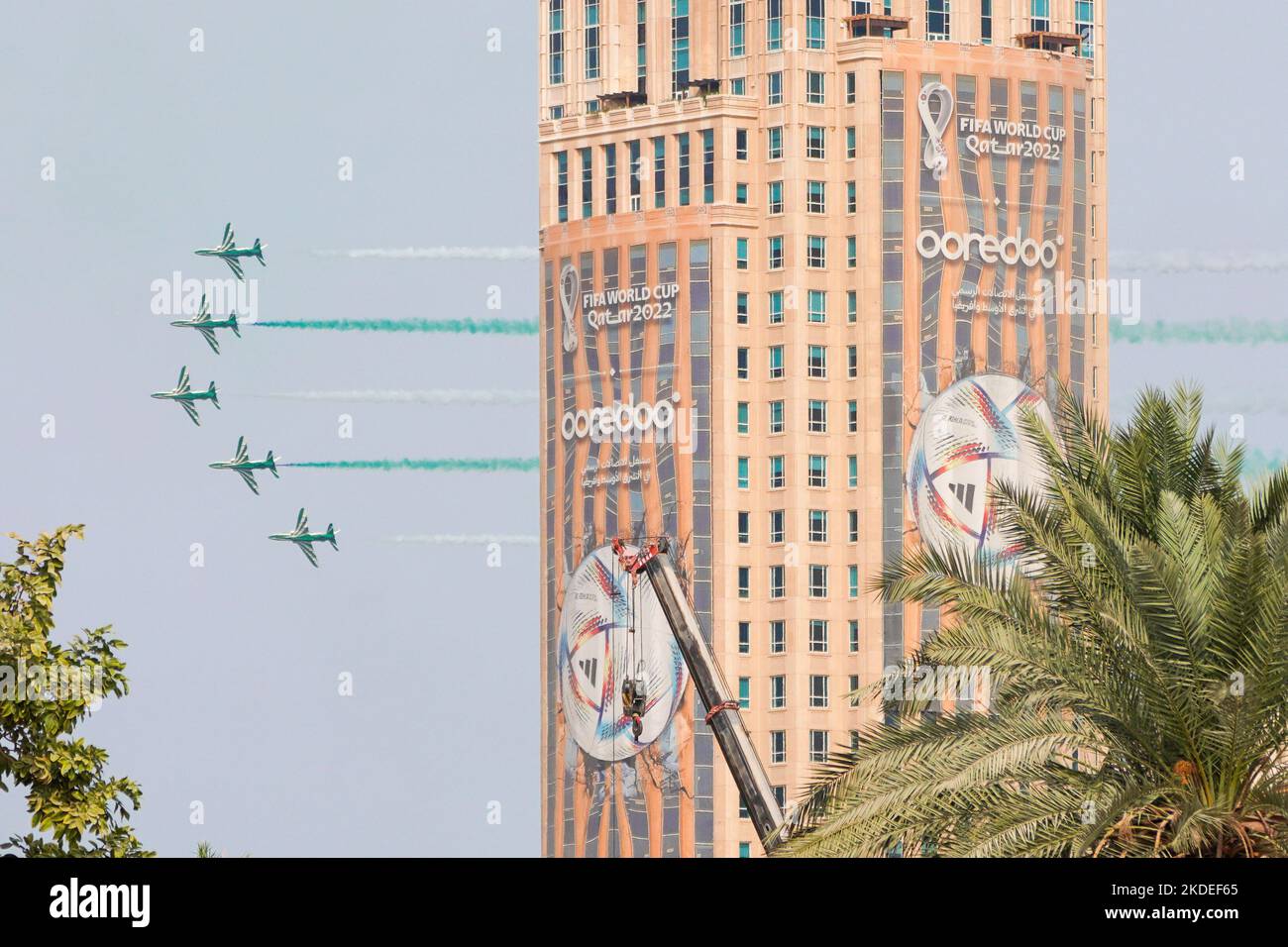 L'Airshow sur la corniche de Doha ajoute du frisson et de la couleur aux festivités précédant la coupe du monde de la FIFA, le Qatar 2022, au Qatar. Banque D'Images