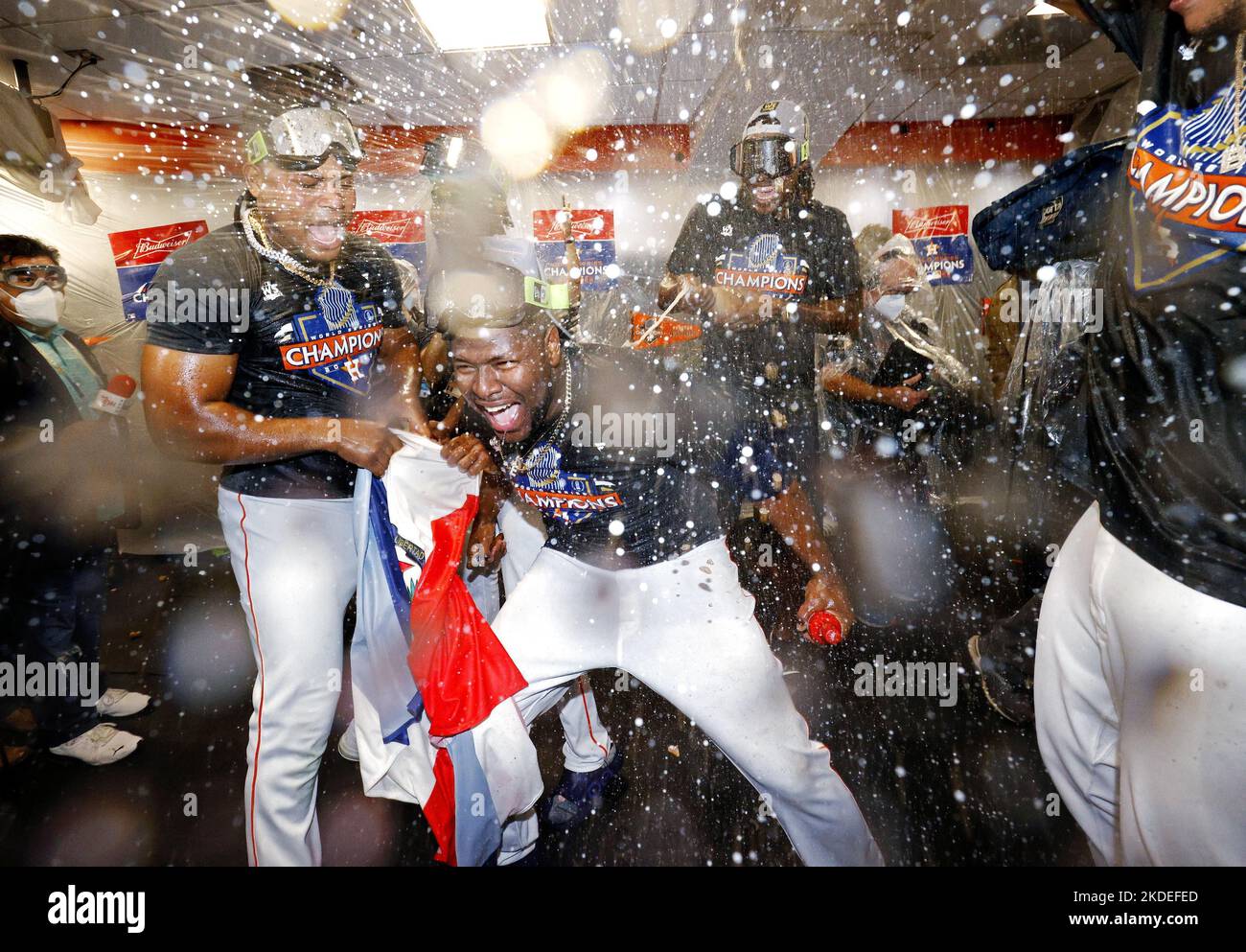 Les joueurs d'Astros de Houston célèbrent en gagnant leur deuxième titre de la série mondiale avec une victoire de 4-1 contre les Phillies de Philadelphie dans le jeu 6 le 5 novembre 2022, à minute Maid Park à Houston, Texas. (Kyodo)==Kyodo photo via crédit: Newscom/Alay Live News Banque D'Images