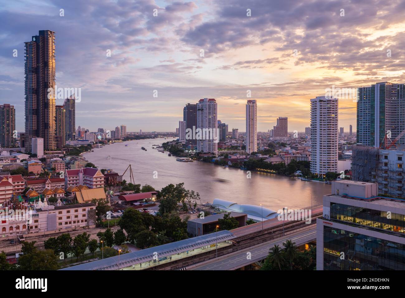 Vue de Bangkok sur la rivière Chao Phraya dans le quartier de Silom, Thaïlande Banque D'Images