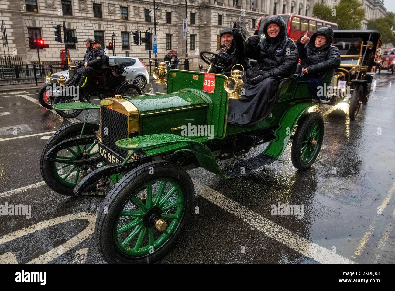 Londres, Royaume-Uni. 6 novembre 2022. Participants à des voitures d'époque sur Whitehall pendant la course de voitures vétérans de Londres à Brighton. Plus de 320 véhicules d'époque antérieurs à 1905 participent à l'anniversaire de 126th de l'historique course à l'émancipation, qui a célébré le décès des locomotives sur la route Act augmentant la limite de vitesse de 4mph à 14mph, se distrait de la nécessité pour les véhicules d'être précédés par un homme qui agite un drapeau rouge, mettant fin effectivement à des siècles de transport tiré par des chevaux et donnant aux automobilistes la liberté de la route. Credit: Stephen Chung / Alamy Live News Banque D'Images