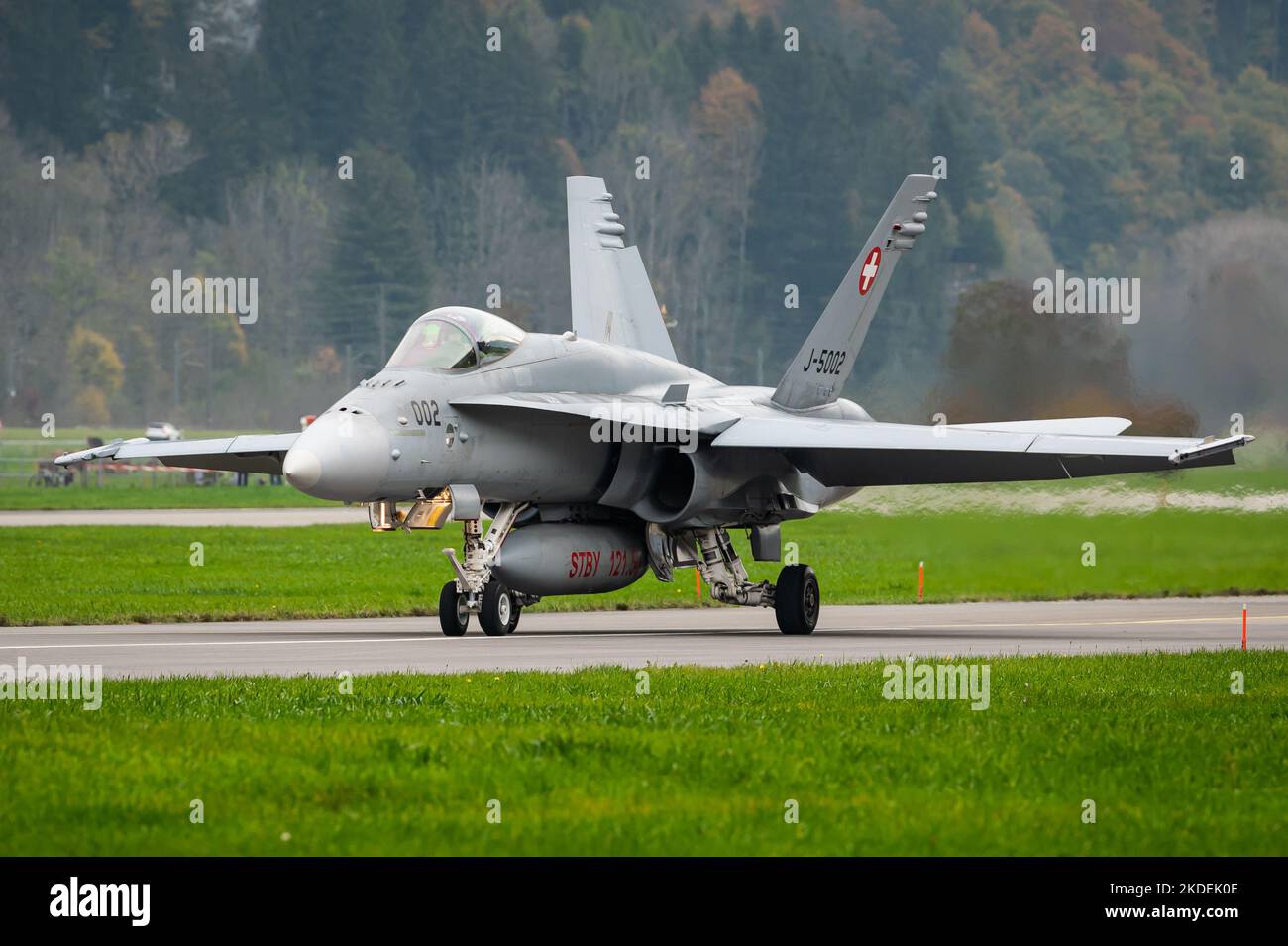 Un McDonnell Douglas F/A-18 Hornet Supersonic multirôle de l'Armée de l'Air suisse dans les Alpes suisses. Banque D'Images