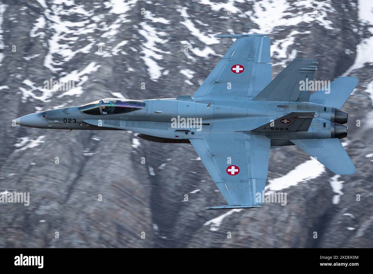 Un McDonnell Douglas F/A-18 Hornet Supersonic multirôle de l'Armée de l'Air suisse dans les Alpes suisses. Banque D'Images