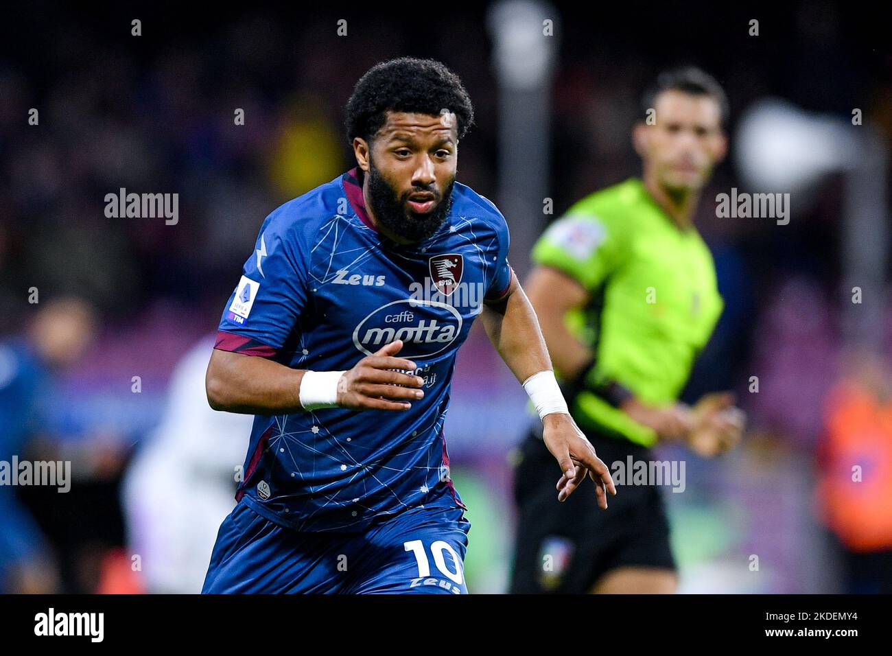 Salerno, Italie. 05th novembre 2022. Tonny Vilhena, de l'US Salerntana, regarde pendant la série Un match entre l'US Salerntana 1919 et le crémonese au Stadio Arechi, Salerno, Italie, le 5 novembre 2022. Credit: Giuseppe Maffia/Alay Live News Banque D'Images
