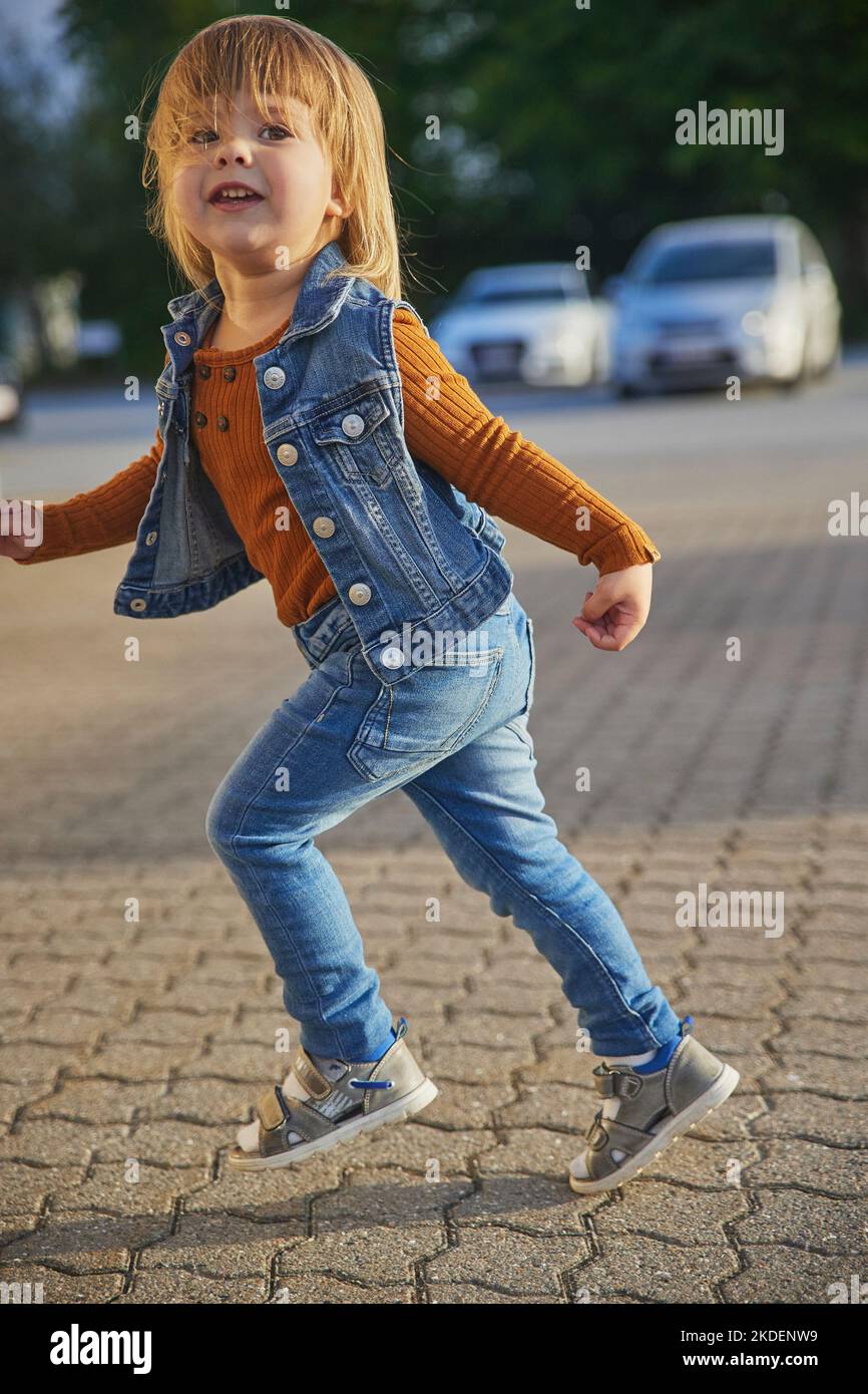 Enfant élégant jouant dans le parking Banque D'Images