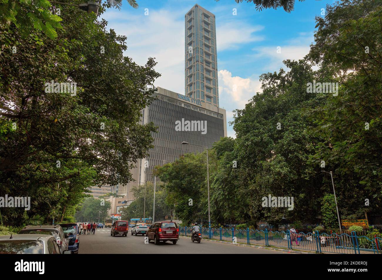 Architecture moderne de la ville avec des bâtiments commerciaux de haute hauteur et vue sur la route de la ville à Kolkata, Inde Banque D'Images