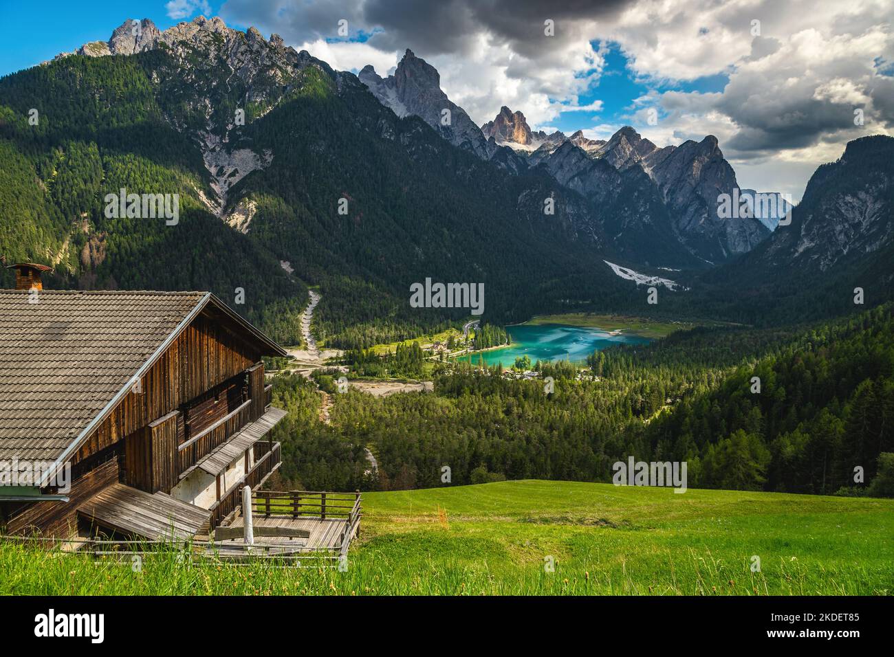 Maison en bois sur la pente et magnifique turquoise lac de Toblacher en arrière-plan, Dobbiaco, Dolomites, Italie, Europe Banque D'Images