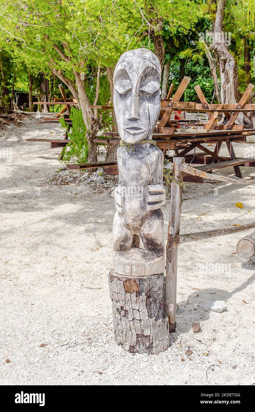 Statue en bois tropical, Moorea, Polynésie française Banque D'Images