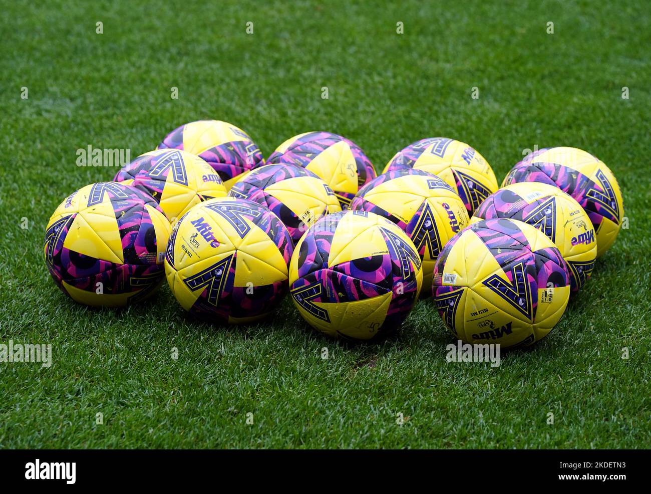 Vue générale des ballons d'hiver Mitre Delta Max avant le match Cinch Premiership au McDiarmid Park, Perth. Date de la photo: Dimanche 6 novembre 2022. Banque D'Images