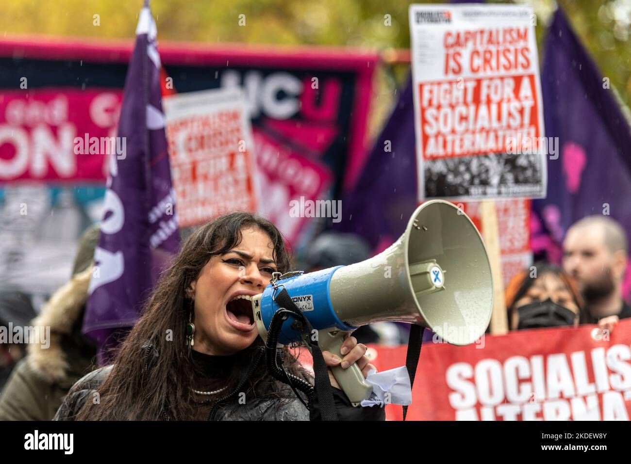 Un manifestant en colère contre les mesures d'austérité du gouvernement conservateur à Londres, appelant à des élections générales et à des salaires plus élevés. Banque D'Images