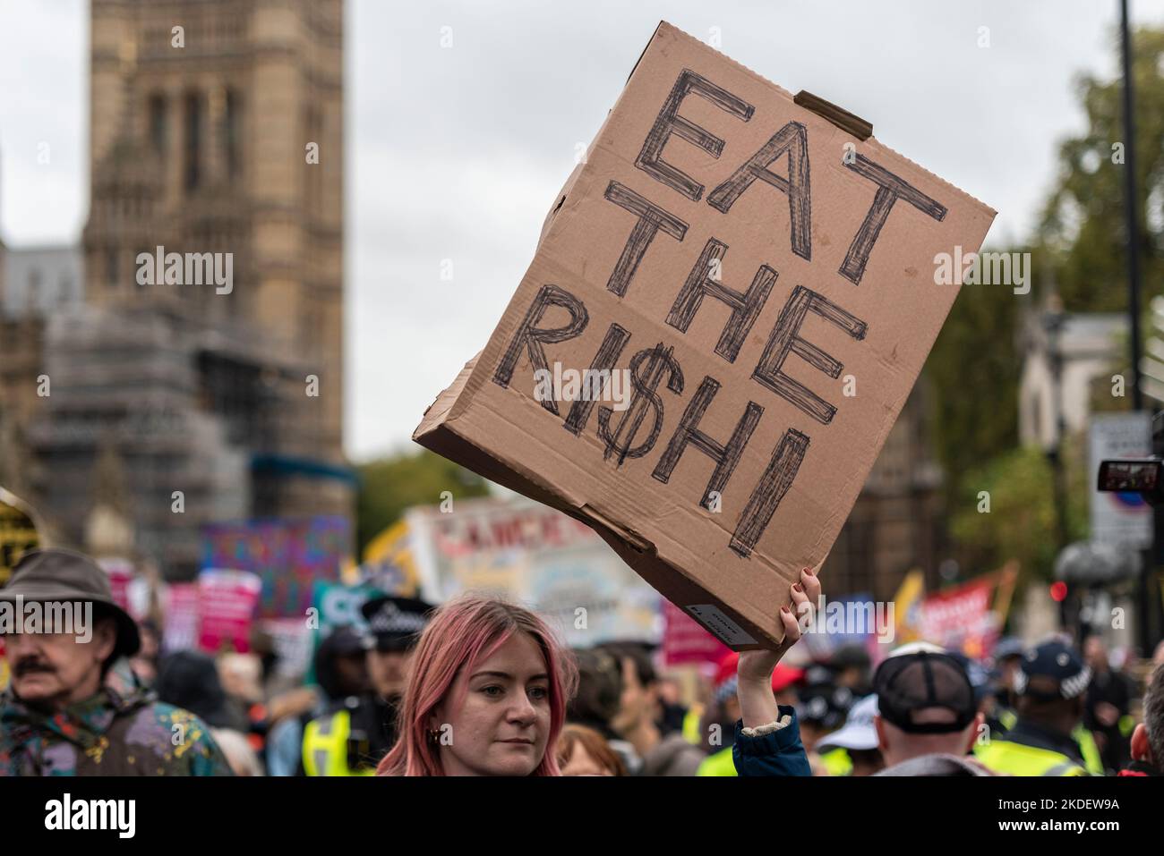 Rishi Sunak a écrité lors d'une manifestation à Londres contre les mesures d'austérité du gouvernement conservateur, appelant à des élections générales et à des salaires plus élevés. Banque D'Images