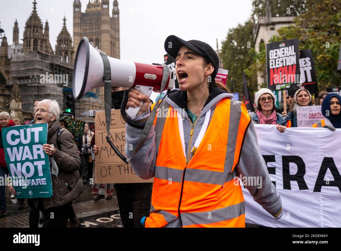 Un manifestant scandant lors d'une manifestation à Londres contre les mesures d'austérité du gouvernement conservateur, appelant à des élections générales et à des salaires plus élevés. Banque D'Images