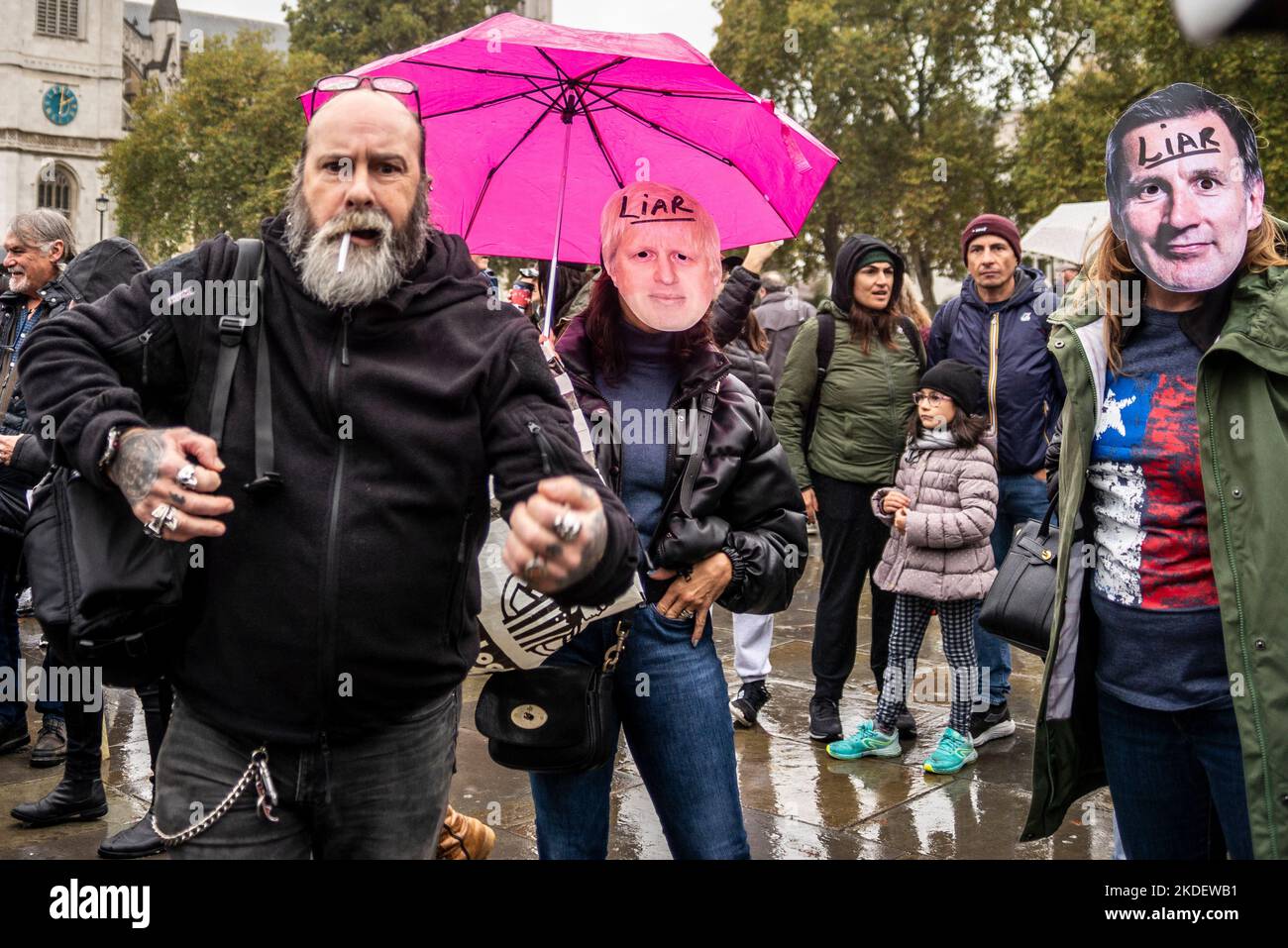 Des manifestants en colère protestent à Londres contre les mesures d'austérité du gouvernement conservateur, appelant à des élections générales et à des salaires plus élevés. Masques Banque D'Images