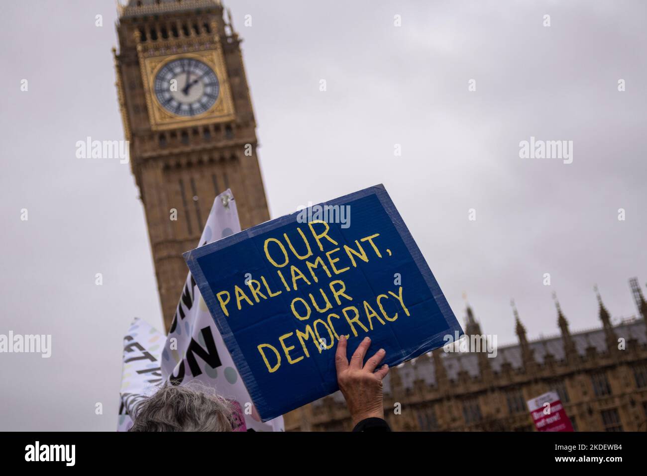 Notre Parlement a écriteau lors d'une manifestation à Londres contre les mesures d'austérité du gouvernement conservateur, appelant à des élections générales et à des salaires plus élevés. Banque D'Images