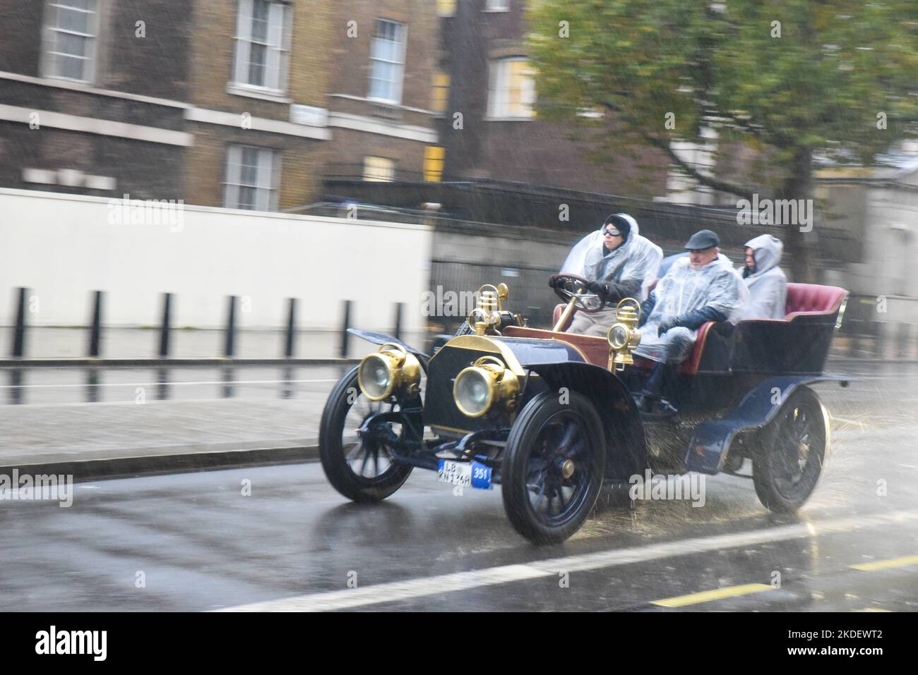 Londres, Royaume-Uni. 06th novembre 2022. - [ ] Les participants à la course annuelle de voiture de vétéran de Londres à Brighton ont été confrontés à la pluie torrentielle. Bon nombre des véhicules an kent sont à toit ouvert et les passagers ont fait du matériel humide. Plusieurs ne l'ont pas fait sortir de Whitehall où une douche lourde soudaine a laissé la route courir comme une rivière plutôt qu'une route. Les véhicules doivent ralentir un marais pour éviter les flaques profondes. Crédit: graham mitchell/Alay Live News crédit: graham mitchell/Alay Live News Banque D'Images