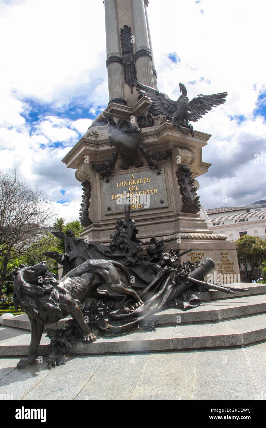 Mémorial aux héros du 10 août 1809 qui a commencé le processus d'indépendance équatorienne de l'Espagne. Plaza Grande, Quito Equateur. Banque D'Images