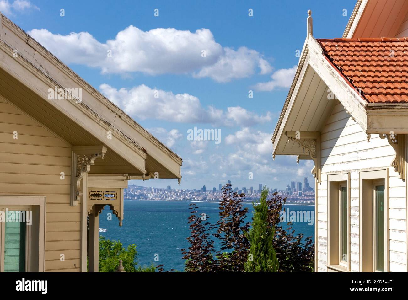 Belles demeures anciennes sur l'île de Büyükada (Prinkipo), la plus grande des îles du Prince, au bord de la mer de Marmara, en Turquie. Istanbul peut être vu loin en arrière. Banque D'Images