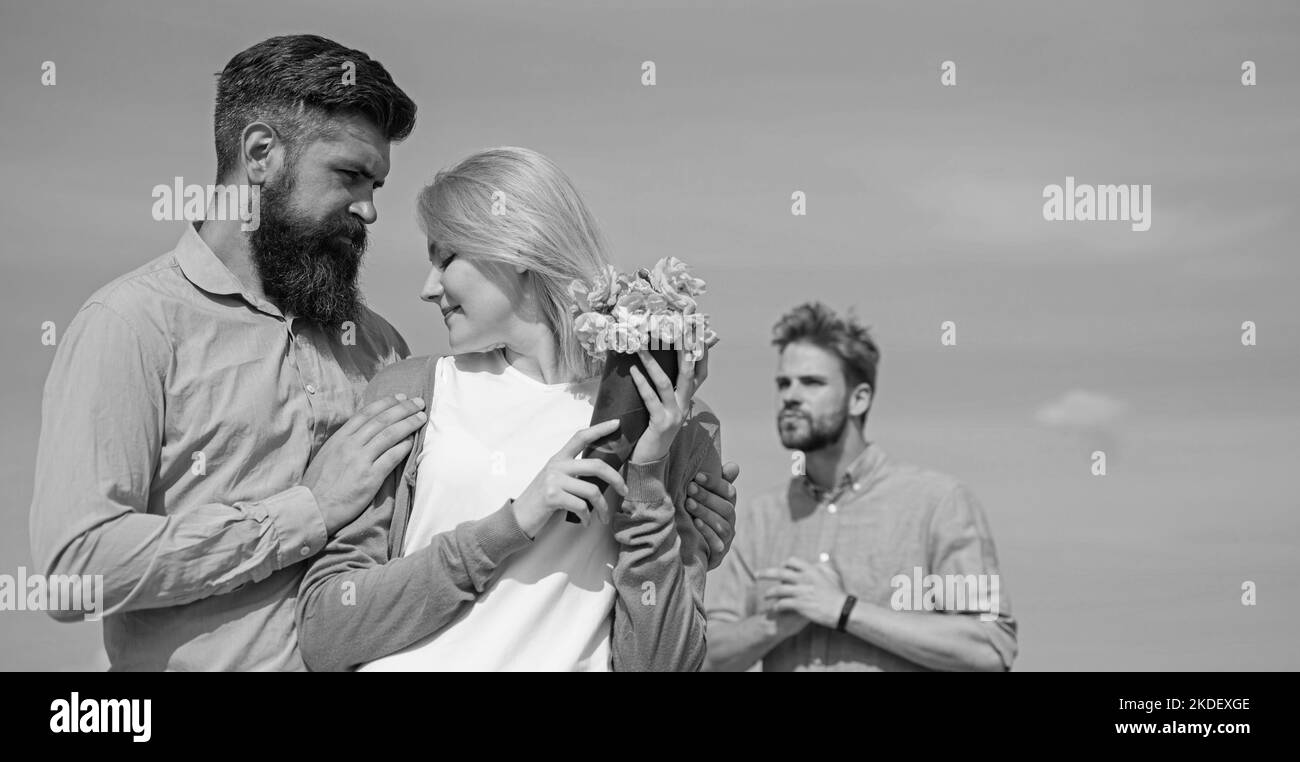 Ex partenaire regarder fille commence heureux amour relations. Laissez le passé derrière vous. Couple avec bouquet romantique date. Ex mari jaloux sur fond. Couple Banque D'Images