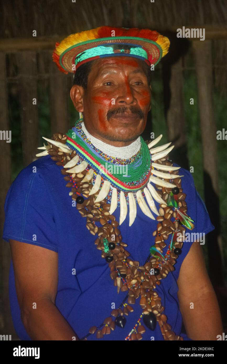 Siona shaman en robe traditionnelle dans un village indigène de la réserve naturelle de Cuyabeno. Banque D'Images