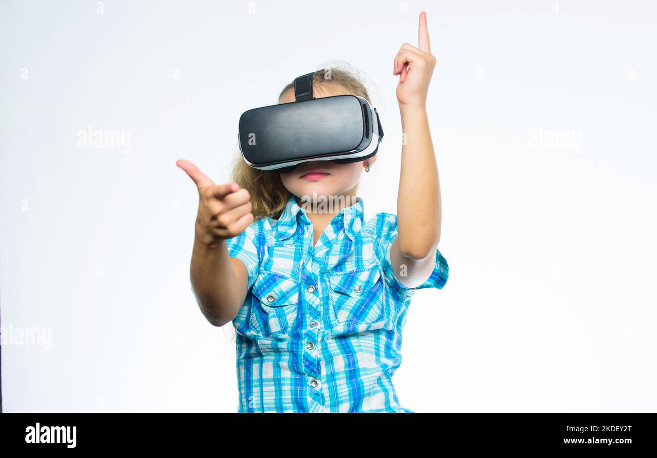 Petite fille adorable enfant avec écran à la tête sur fond blanc. Profitez d'une expérience virtuelle. Concept de réalité virtuelle. Kid explore la technologie moderne virtuelle Banque D'Images