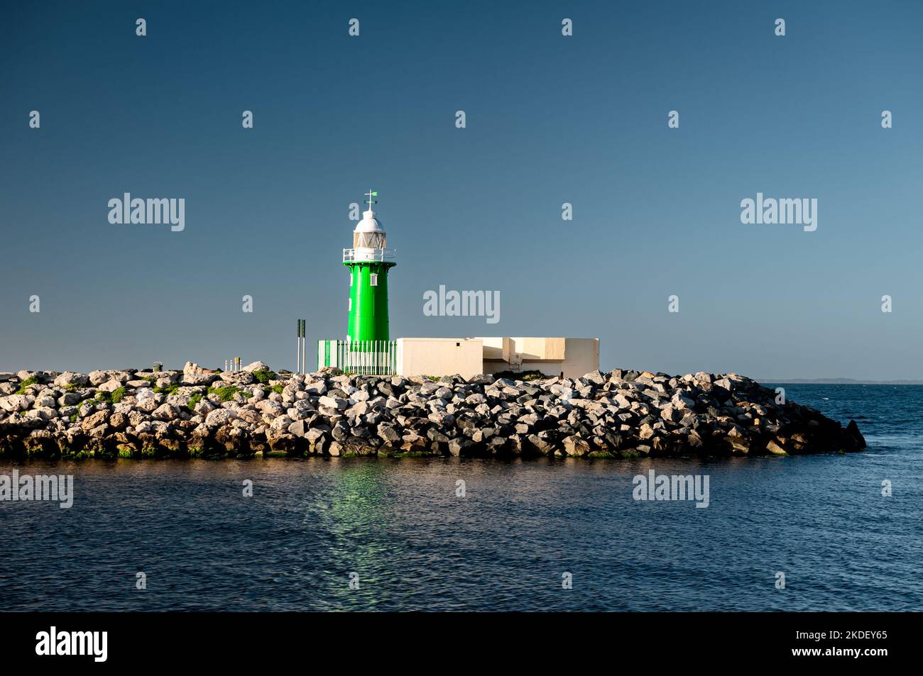 Green South Mole Lighthouse au port de Fremantle. Banque D'Images