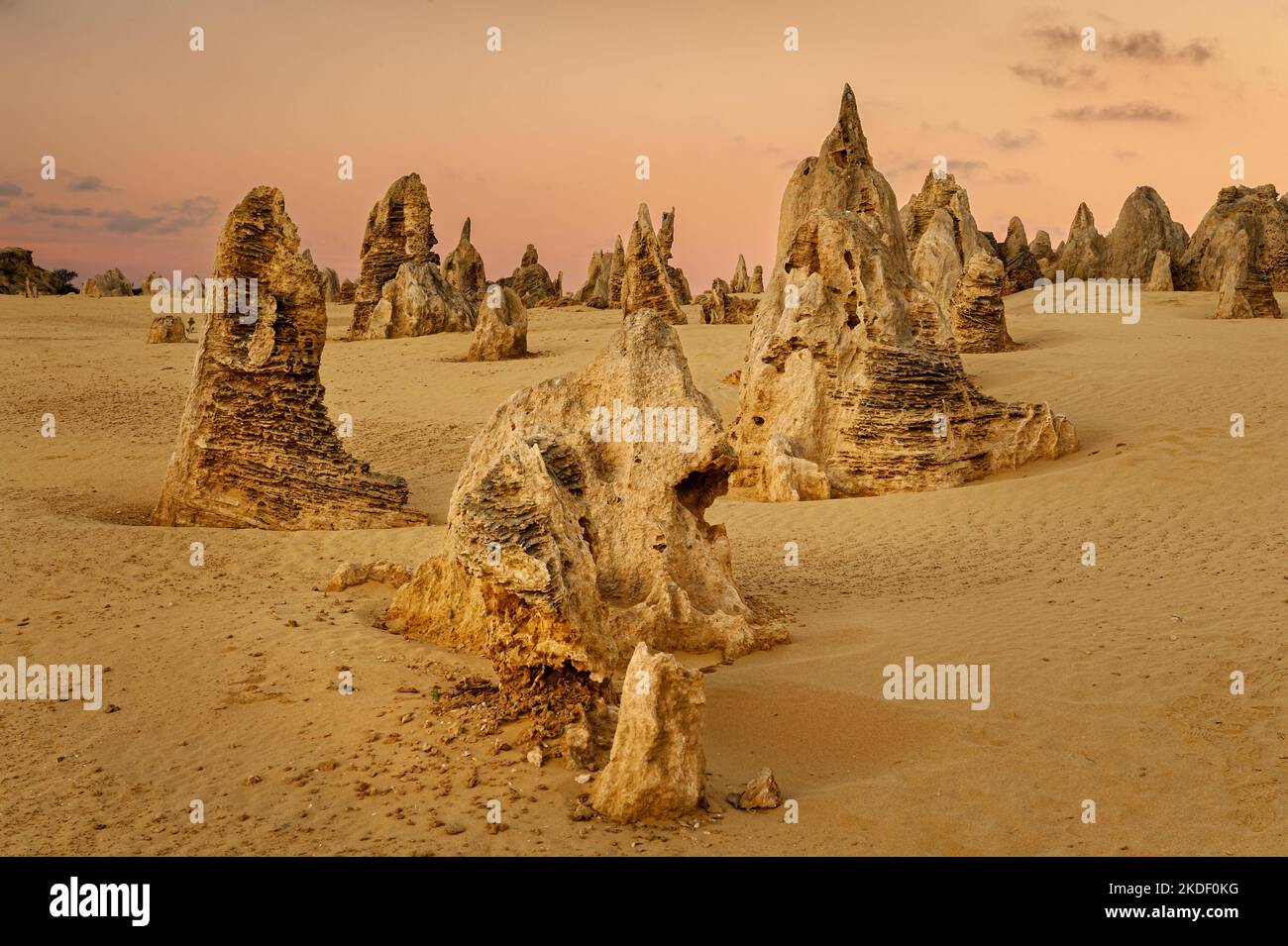 Superbes Pinnacles dans le parc national de Nambung. Banque D'Images