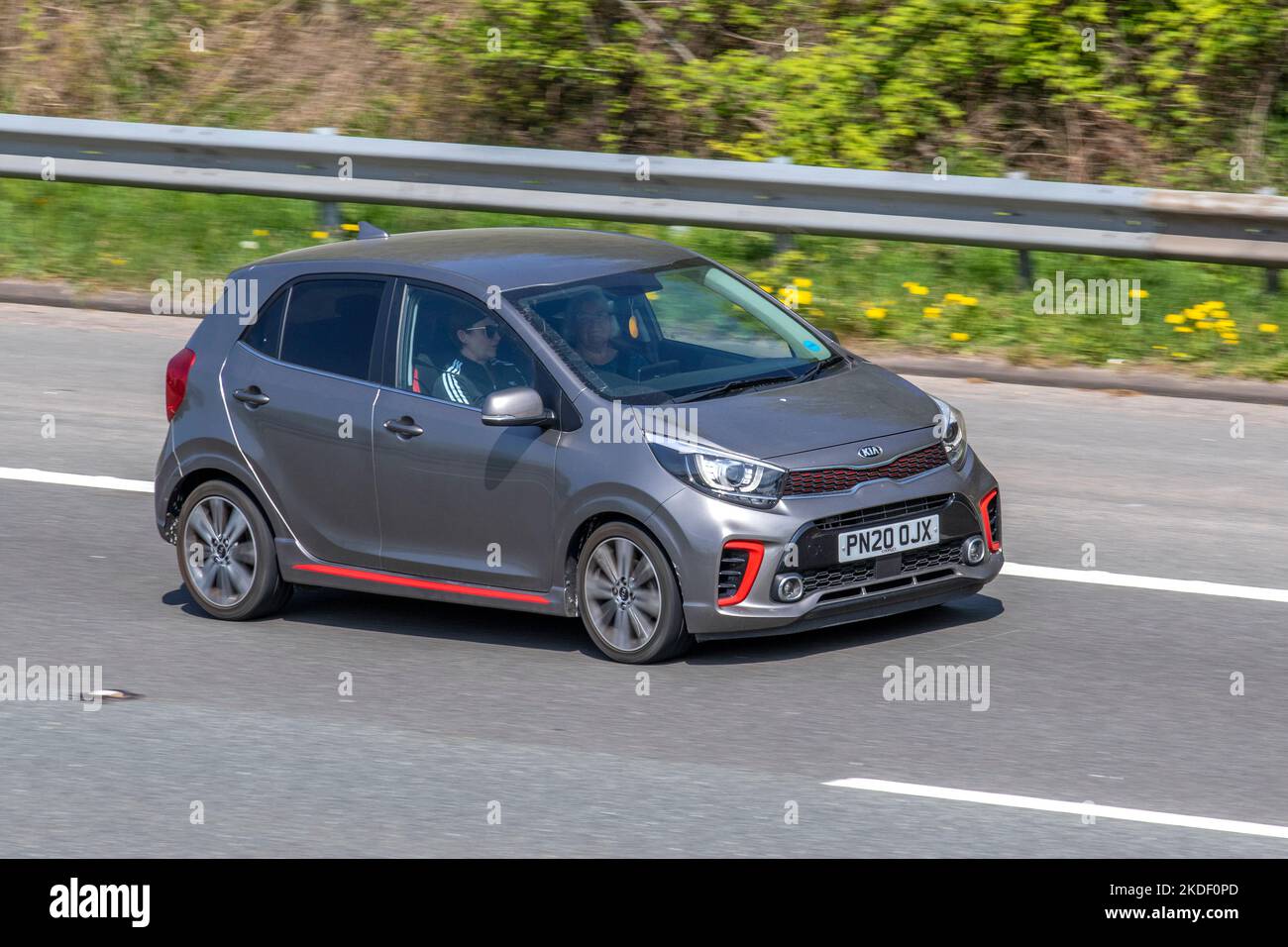 2020 gris KIA Picanto GT-Line MPI 83 START STOP Silver hatchback essence 1248cc voiture quatre portes, voyageant sur l'autoroute M6 Royaume-Uni Banque D'Images