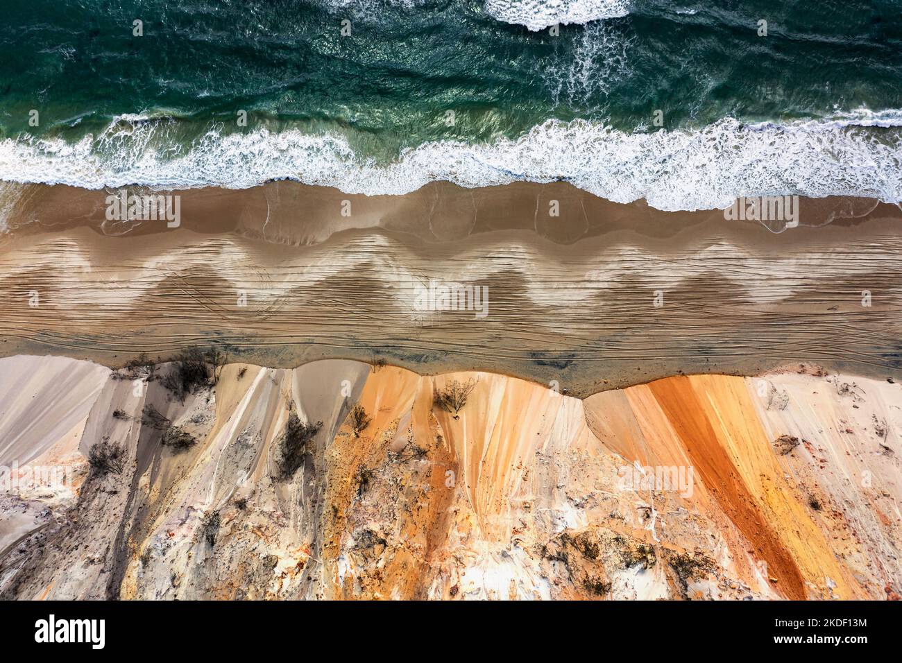 Photo aérienne des célèbres sables colorés de Rainbow Beach. Banque D'Images