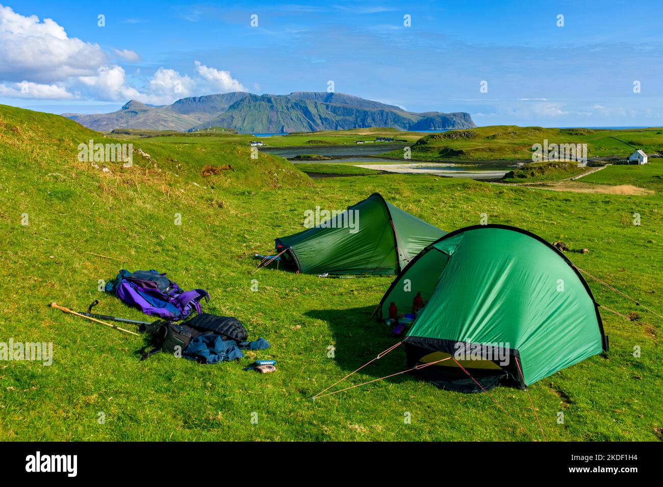 L'île de Rum au-dessus de l'île de Sanday, depuis le site du camp sur l'île de Canna, Écosse, Royaume-Uni Banque D'Images