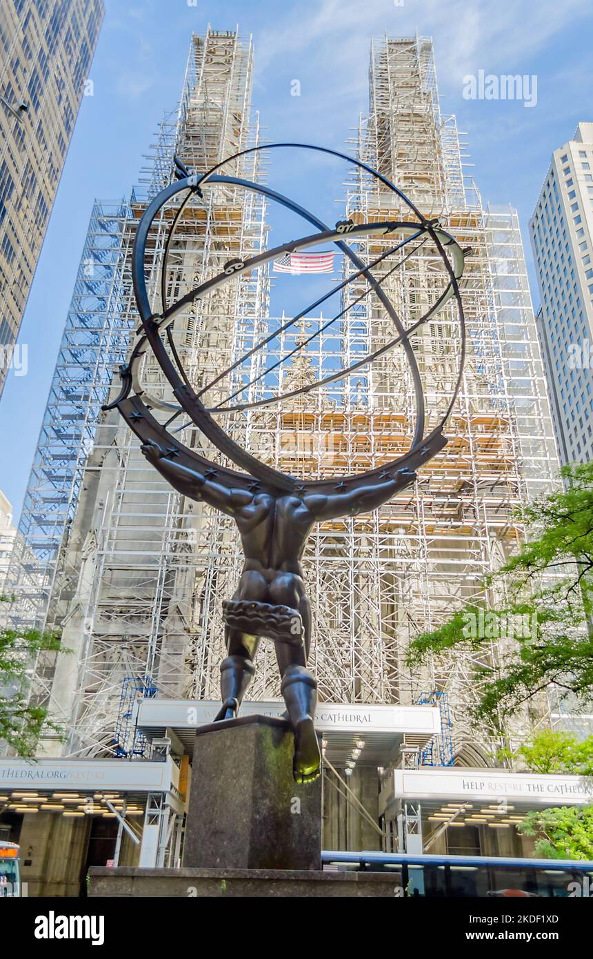 NEW YORK - MAI 26 : la statue historique de l'Atlas devant le Rockefeller Center, New York, Etats-Unis, 26 mai 2013. Il représente la puissance dans la Fifth Ave wh Banque D'Images
