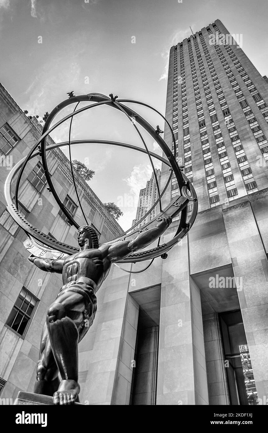 NEW YORK - MAI 26 : la statue historique de l'Atlas devant le Rockefeller Center, New York, Etats-Unis, 26 mai 2013. Il représente la puissance dans la Fifth Ave wh Banque D'Images