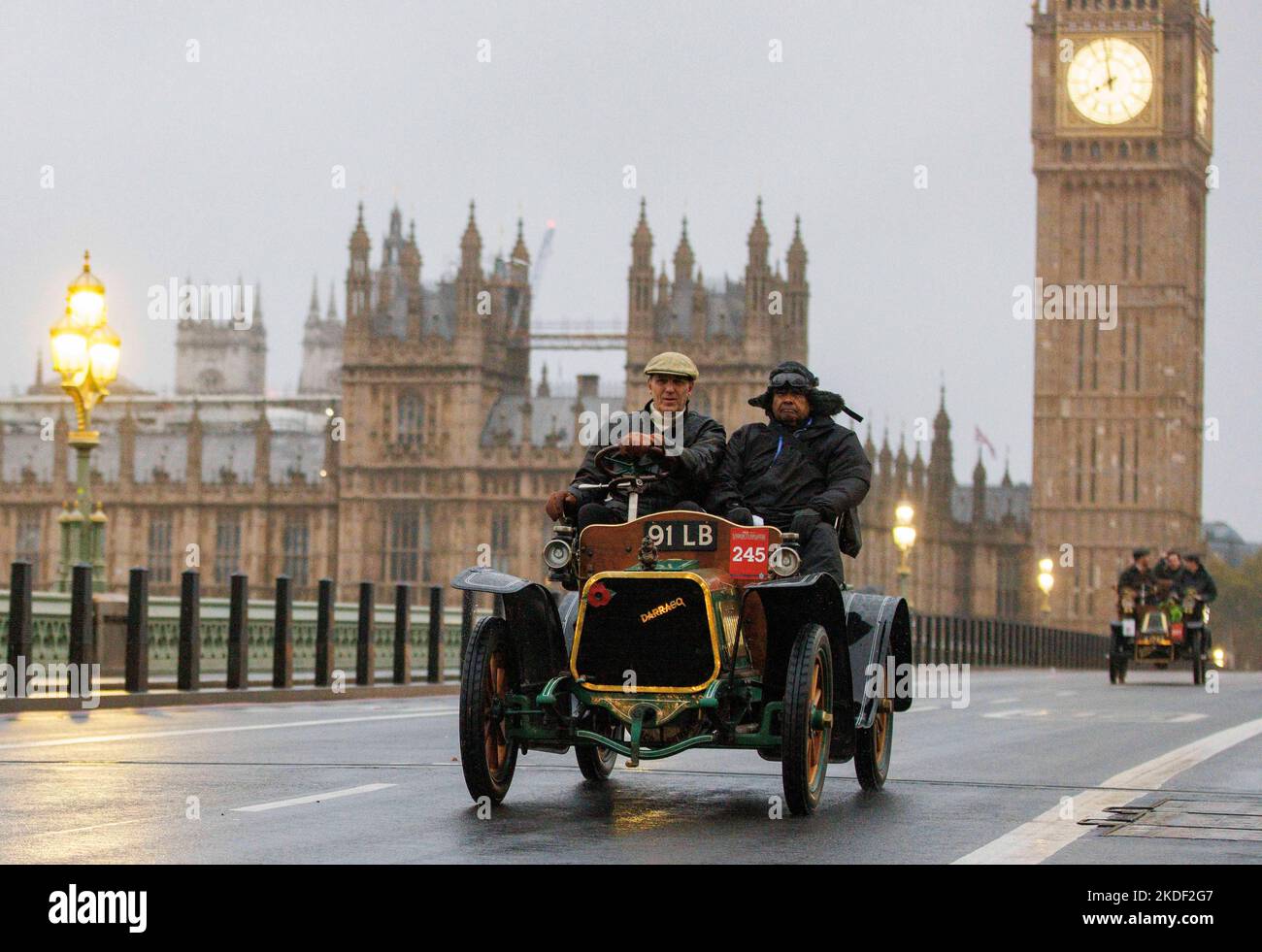 Londres, Royaume-Uni. 6th novembre 2022. Des voitures anciennes traversent le pont de Westminster en route vers Brighton lors de la course annuelle. Il célèbre le 120th anniversaire de la course de Gordon Bennett en 1902. Crédit : Karl Black/Alay Live News Banque D'Images