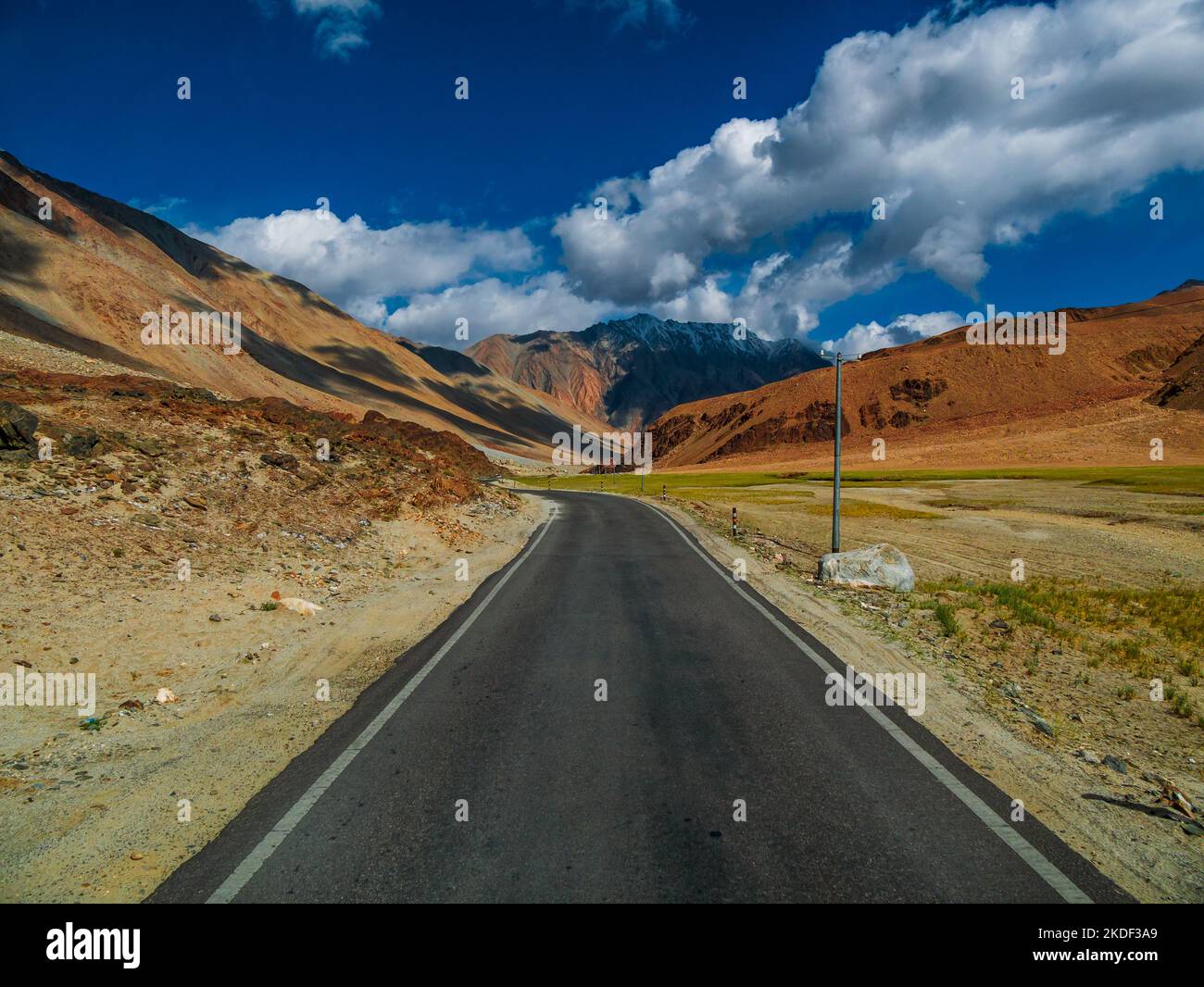 Route de montagne du Ladakh, nord de l'Inde. Magnifique paysage du Ladakh, le plus haut plateau de l'Inde. Banque D'Images